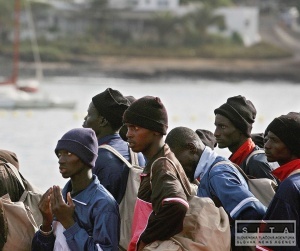 Talianska pobrežná stráž zadržala takmer tristo migrantov