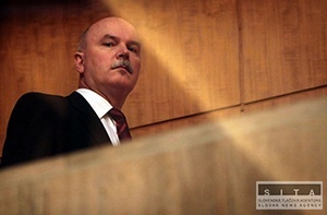 Parlament začal odvolávať ministra Januška