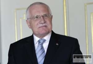 Senátori uvažujú o zosadení prezidenta Klausa