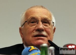 Klaus Lukaenkovi ruku poda nemieni