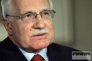Klaus dokončil českú ratifikáciu tribunálu pre vojnové zločiny