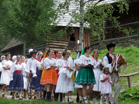 Ospievan Beskydy: Rok na dedine, zvyky a tradcie v podan folklrnych skupn Kysc