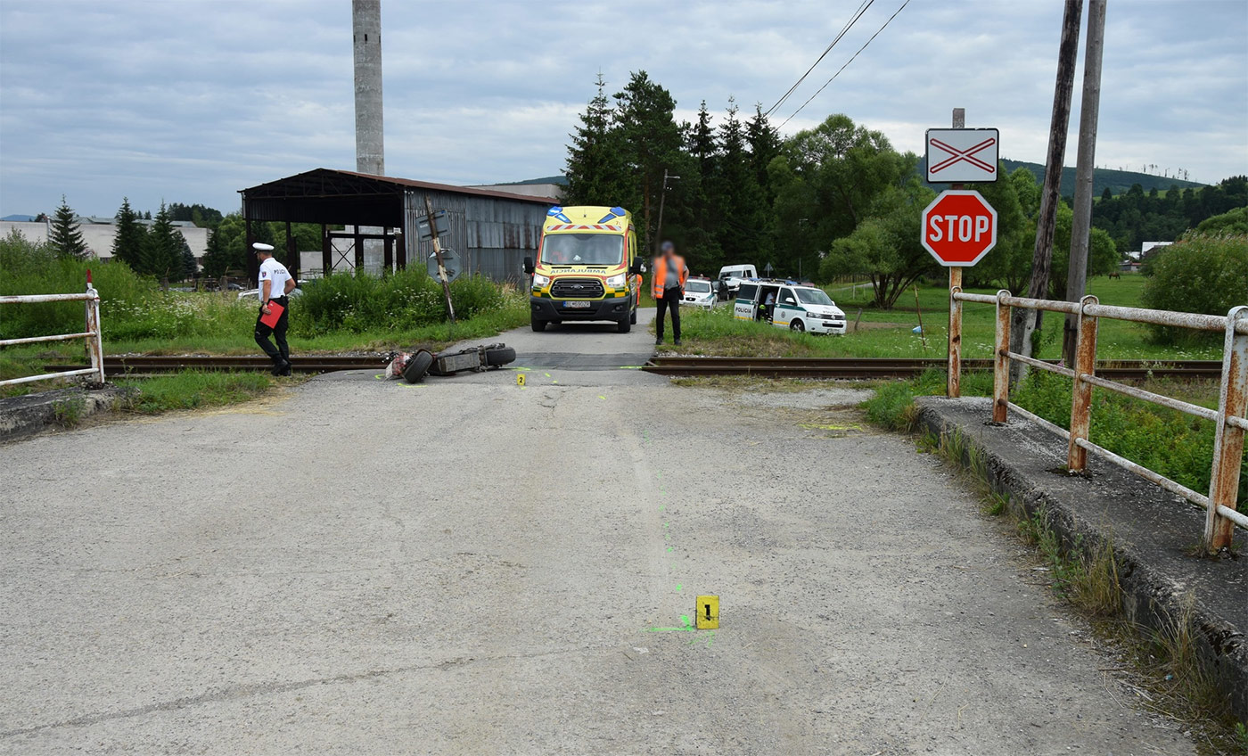 Zrku s vlakom v obci Rakov nepreila 55-ron motocyklistka