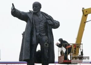 Sochu Lenina v Petrohrade poškodil bombový výbuch
