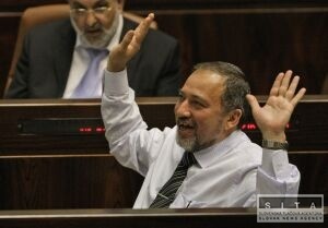 Kontroverzný izraelský minister zahraničia mieri do Európy
