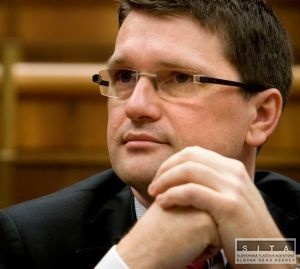 Nepredpisujeme jazyk médiám a neprepisujeme pamätníky, tvrdí MK SR