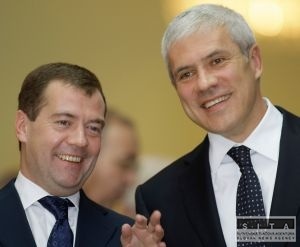 Medvedev priniesol do Belehradu pôžičku vo výške miliardy eur