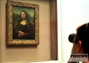 Turistka hodila po Mone Lise �ajov� ��lku