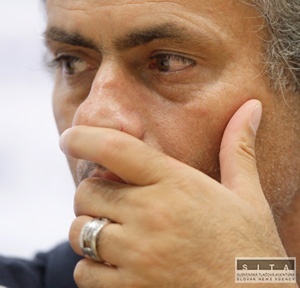 Mourinho s jednozápasovým dištancom a pokutou
