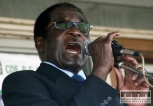 Briti a Američania sú hlúpi, ak si myslia, že odídem, tvrdí Mugabe