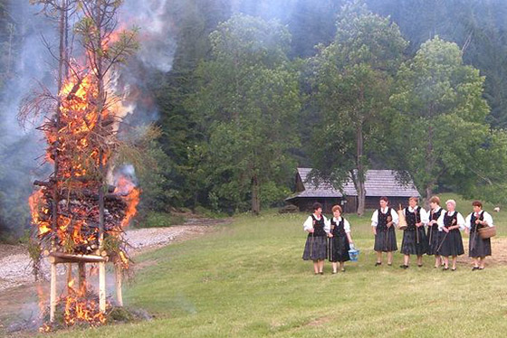 Jnske zvyky na Kysuciach: Plenie svtojnskych ohov v nedeu v skanzene vo Vychylovke