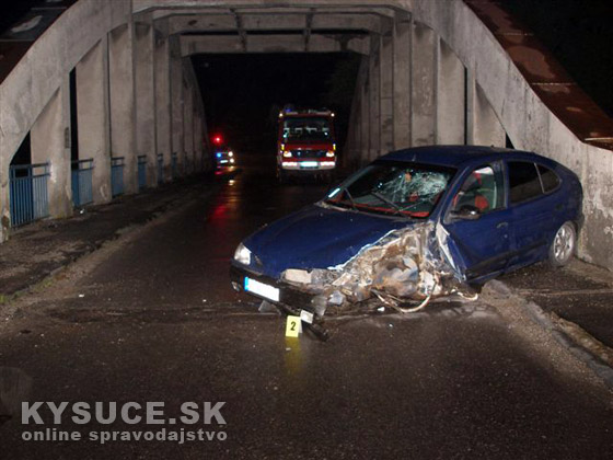 Opitý vodič nabúral do mosta na Rakovej, namerali mu 3 promile + foto