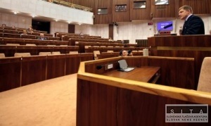 Návrh na zrušenie Mečiarových amnestií poslancov asi nezaujíma