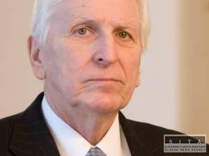 Obsitnika dočasne nahradí jeho zástupca Eddins