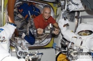 Astronauti z Discovery vystúpili po tretí raz do vesmíru
