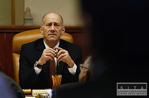 Musel som zavolať Georgeovi, hovorí Olmert