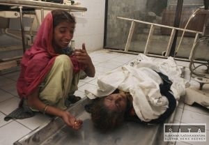 V tlaenici na mku zahynulo v Pakistane najmenej 20 ien