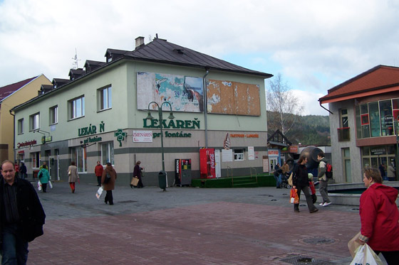 V centre Čadce dobodali muža sediaceho na lavičke