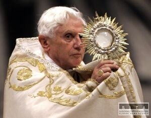 Pápež Benedikt XVI. je po páde v nemocnici