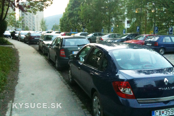 Parkovanie v Čadci je každodenný problém, žiadostí o parkovacie miesta pribúda