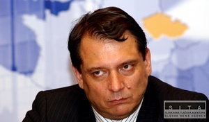Fischerova vláda nie je ľavicová ani pravicová, povedal Paroubek
