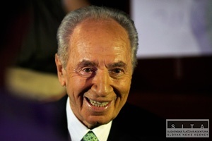 Peres počas konferencie omdlel