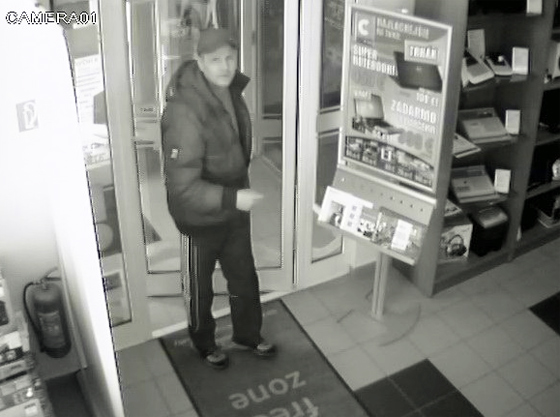 Polícia v Čadci pátra po zlodejovi, ktorý ukradol notebook z predajne