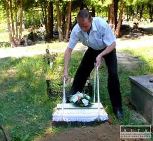 Pochovali dievčatko z igelitky, bez mena