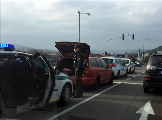 Video - Policajn nahaka skonila a v adci