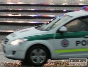 Po zrážke vodičky s policajnou kolónou obvinili policajta
