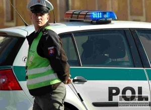 Nevlastný otec týral a zneužíval dve maloleté dievčatká