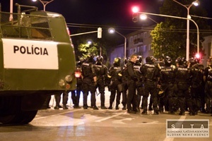 Chorvátski fanúšikovia začali útočiť na policajtov