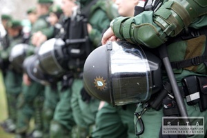 Dav toil kamemi na policajtov, predviedli 22 ud