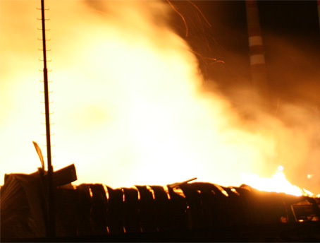 V Olenej na Kysuciach zhorel dom potom, ako do vletela raketa zbavnej pyrotechniky