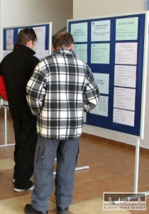 Počet voľných pracovných miest stále klesá