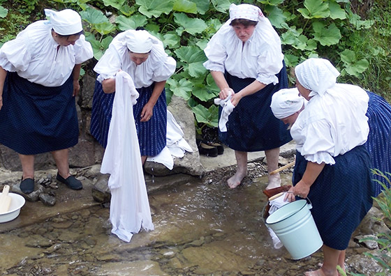 Moja milá šaty prala - ľudové tradície pri praní na potoku v podaní FS Makovanka v skanzene Vychylovka