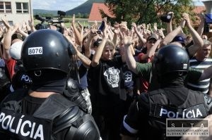 Protest v Š. Michaľanoch sa skončil zásahom polície