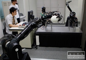 Vedci vyvinuli robotickú ruku, ovláda sa mysľou