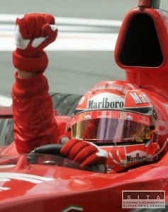 Schumacher bude opäť trénovať na starom Ferrari