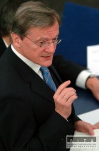 Médiá sa príliš bulvarizujú, myslí si Schüssel