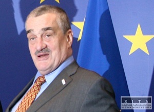 Česi najviac dôverujú Schwarzenbergovi