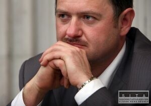 Simon vyzýva premiéra, aby nepodpisovali zmluvy v Lesoch SR