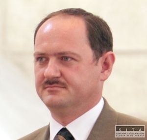 Vláda SR núti Slovákov z juhu učiť sa po maďarsky, tvrdí Simon
