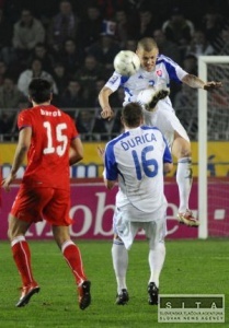 Pred duelom s eskom a 8 Slovkov so ltou kartou na konte