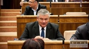SNS zbiera v parlamente podpisy pod petciu