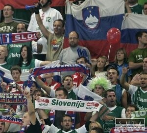 Polícia zatkla desať slovinských fanúšikov