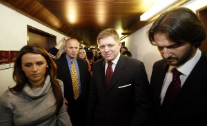 Smer klesá pre škandály, tvrdí Öllös