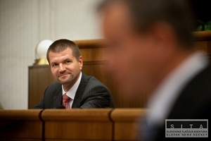 Štefanov ostáva vo vláde