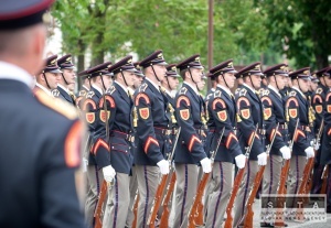 Nov uniforma estnej stre m baletn rukvy a zlat viazanku