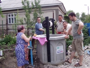 Kri mono aj obyajnou vodou zo studne